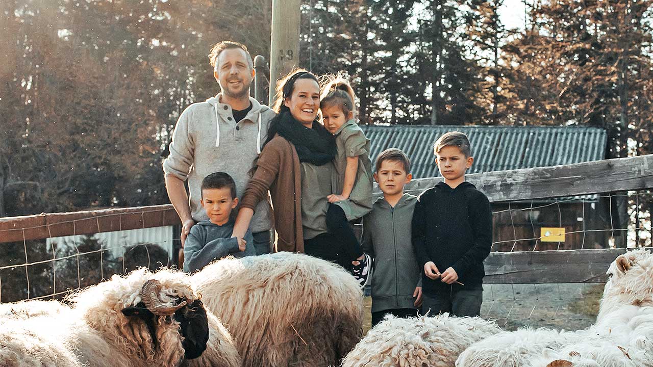 Stephan Maag mit Frau, Kindern und Schafen