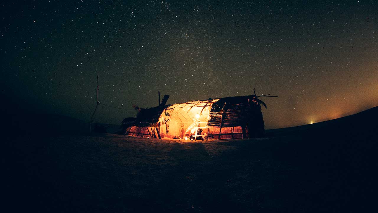Beleuchtete Hütte nachts in Ägypten | (c) Mhmd Sedky/Unsplash