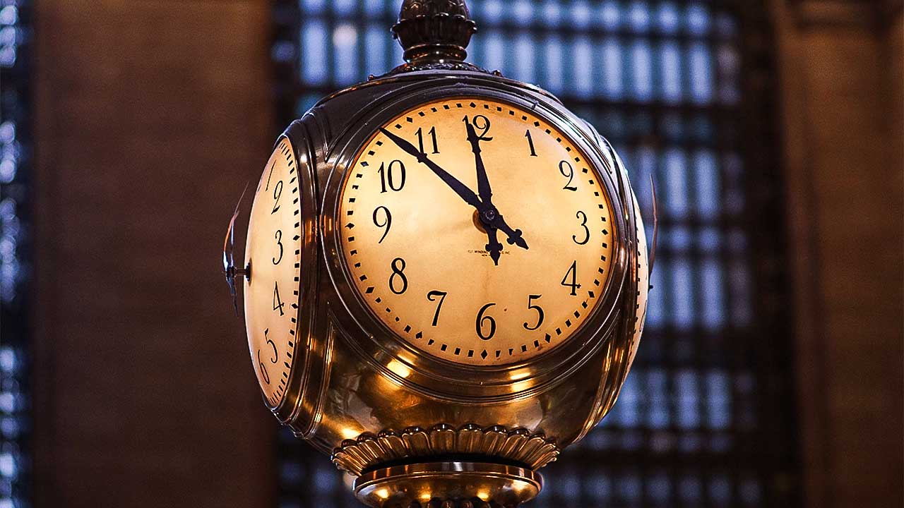 Uhr im Grand Central Terminal in New York zeigt 11 Uhr 53